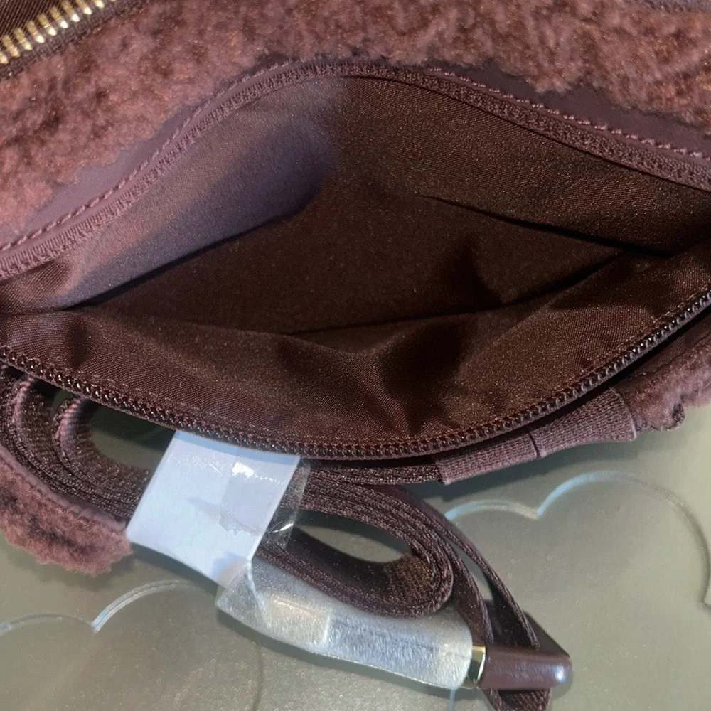 🆕 LULULEMON Athletica Everywhere Belt Bag Fleece LARGE 2L Brown Gold NWT - Picture 9 of 16